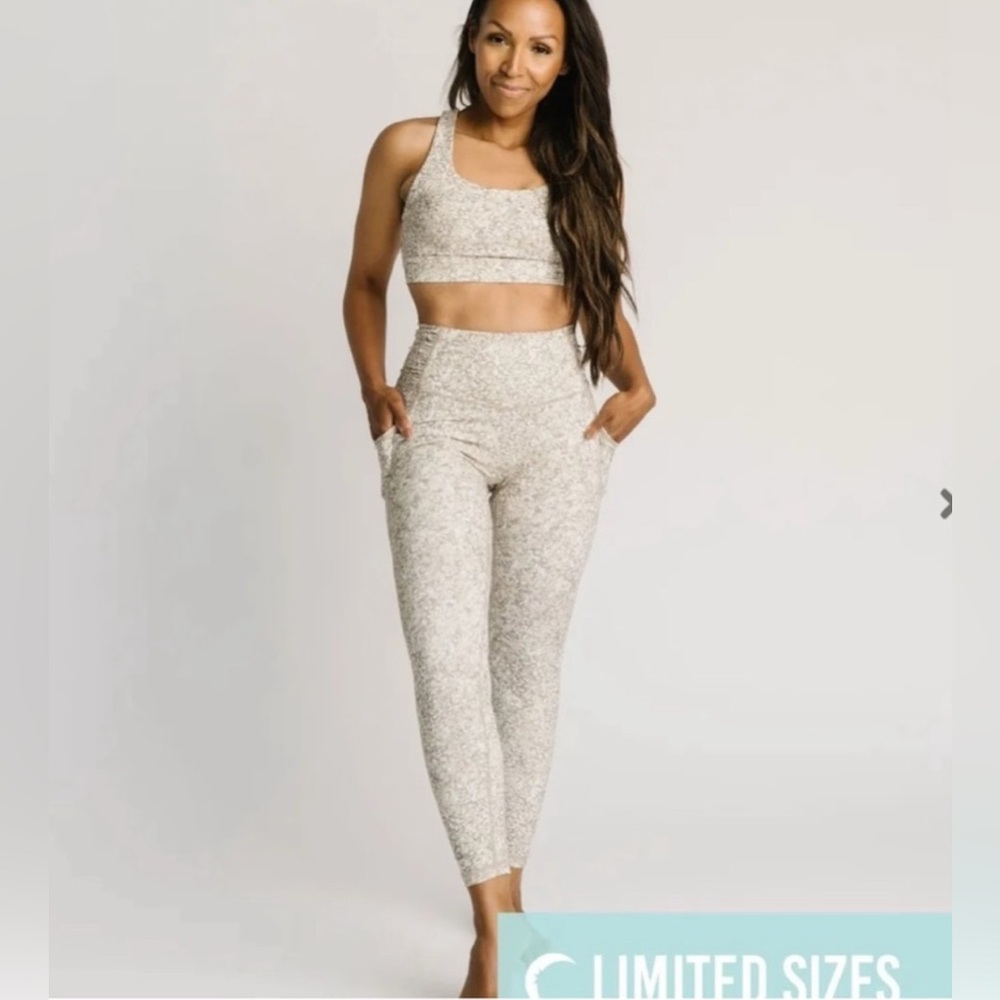 Zyia Bentonite Ruched Pocket Hi-rise 7/8 24" Leggings and Sports Bra 2 piece set - Picture 2 of 13